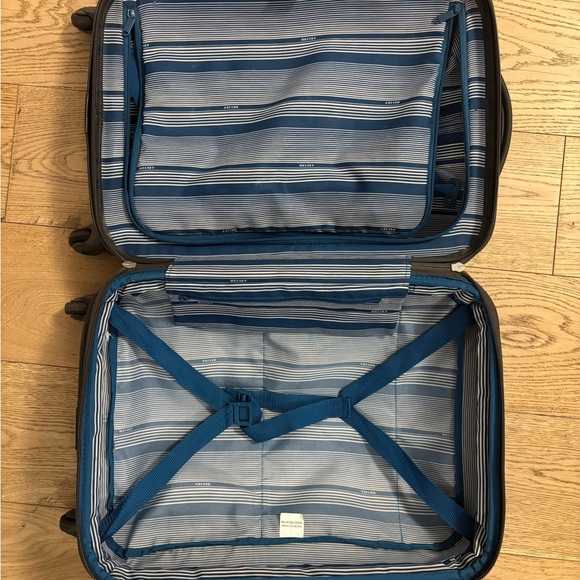 Delsey Hardshell Carry On Suitcase - Picture 3 of 5